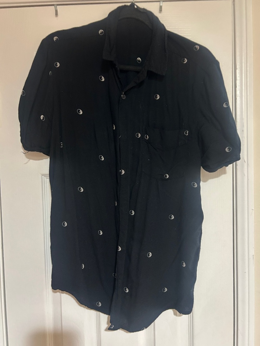 New Men’s medium Black Short-Sleeve Button-Up Shirt with Eyelet Print